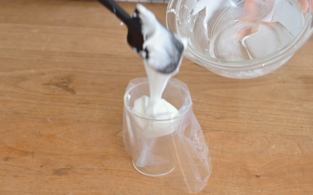 ビニールの絞り袋をコップに被せ、⑥のアイシングを入れ、