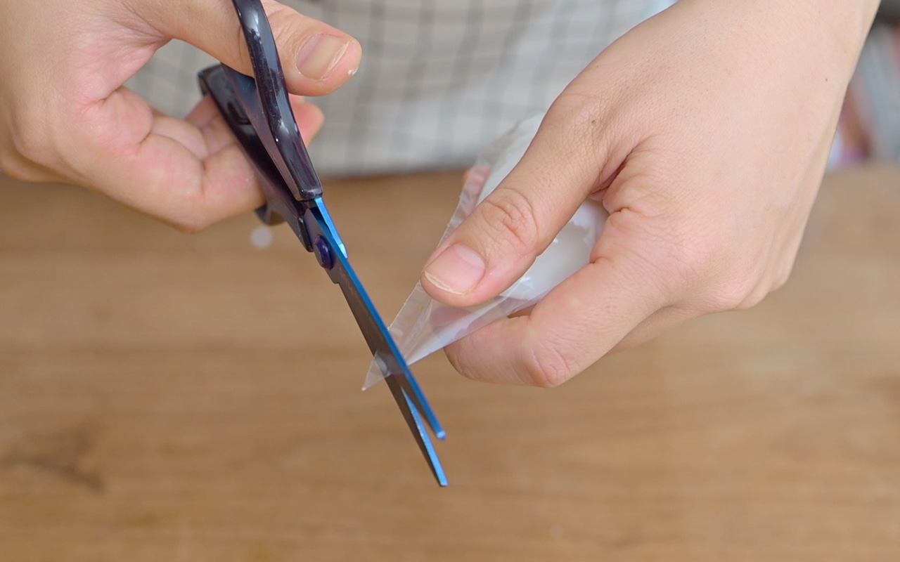 絞り口を2mmになるように切る。