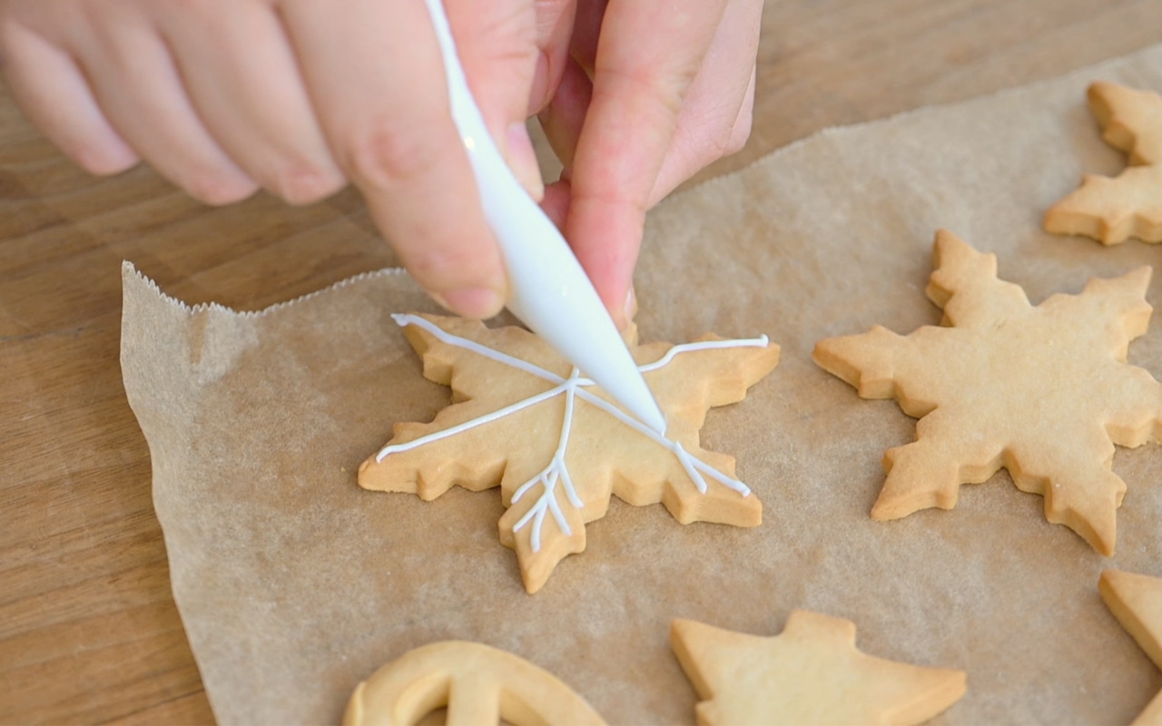 冷ました⑤のクッキーの上に模様や絵を描き飾りをのせ、そのまま1時間程度乾燥させる。