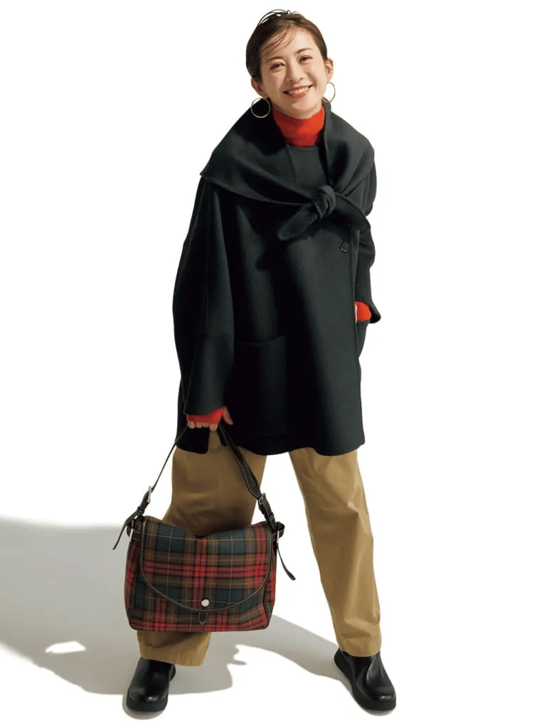 【ユニオン ランチ】赤ニット、【ア ヴァケーション】赤系チェックバッグのコーデ