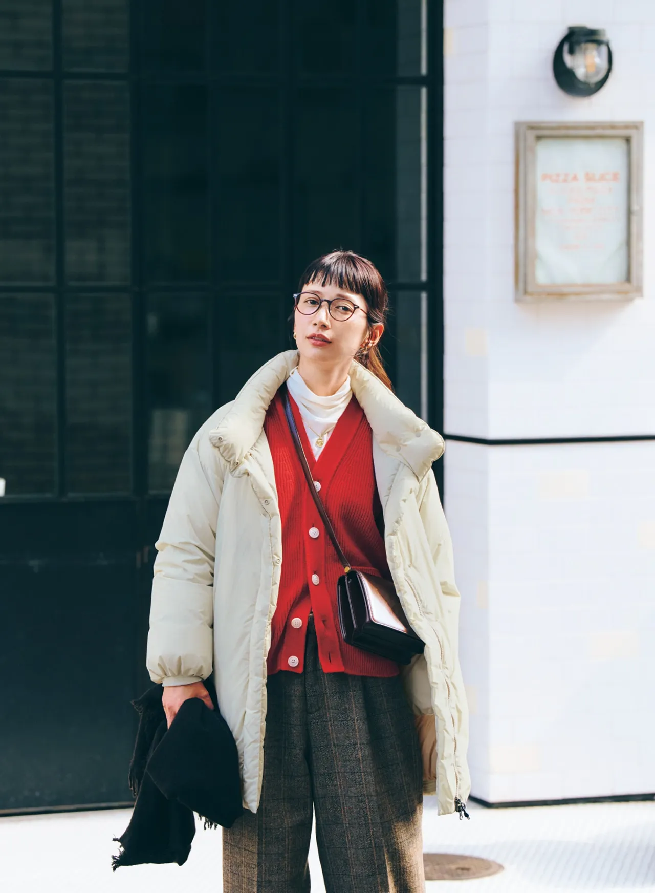 【スローン】赤カーディガンのコーデ