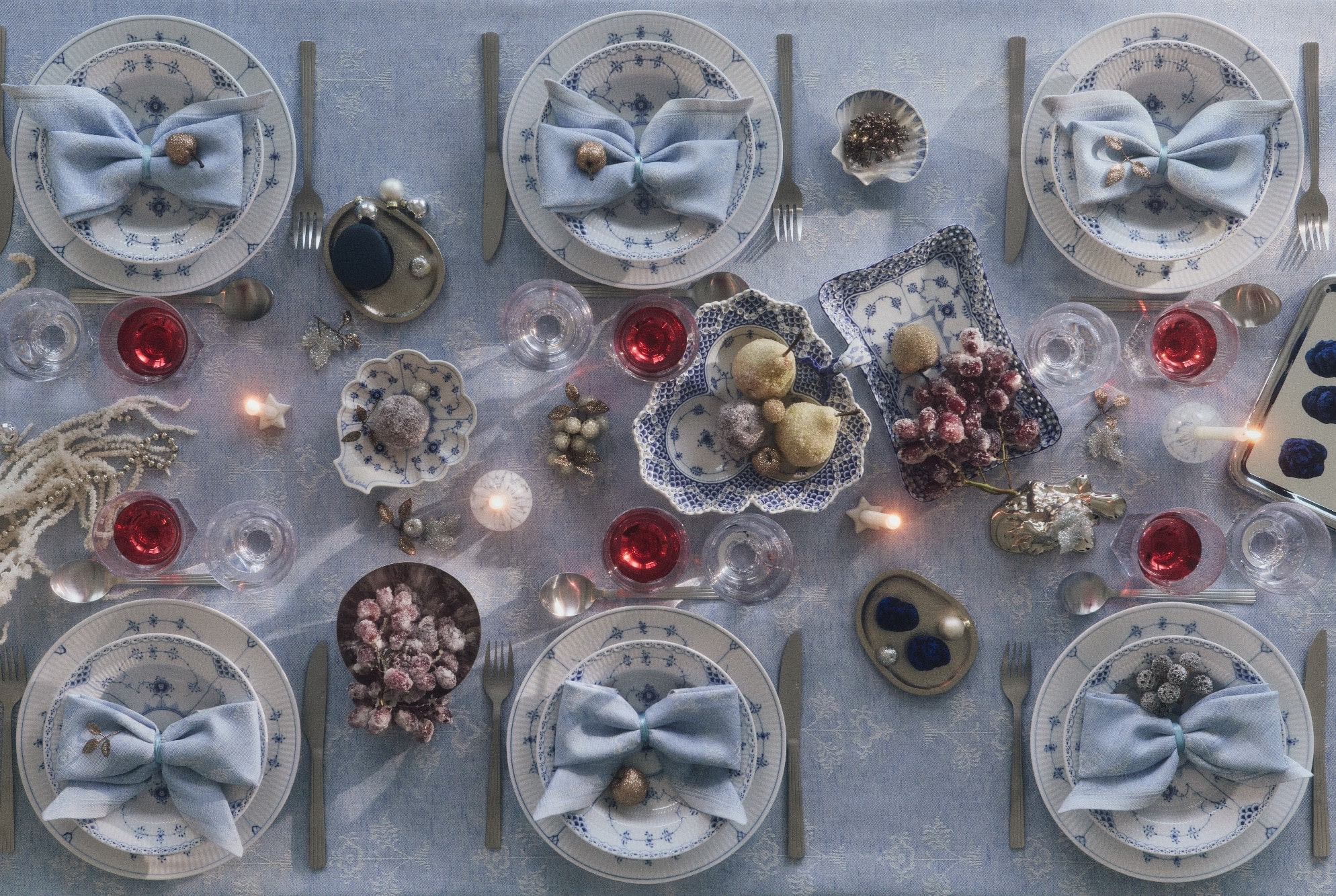ロイヤル コペンハーゲン 2025年ホリデーシーズン テーマは「Sharing Magic Moments」。食卓のイメージ