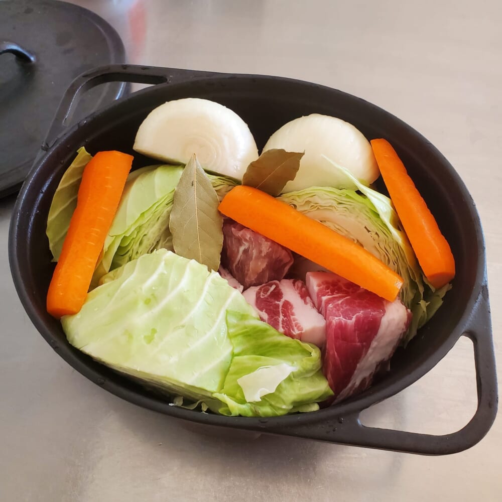 煮込む前の「ポテ鍋」