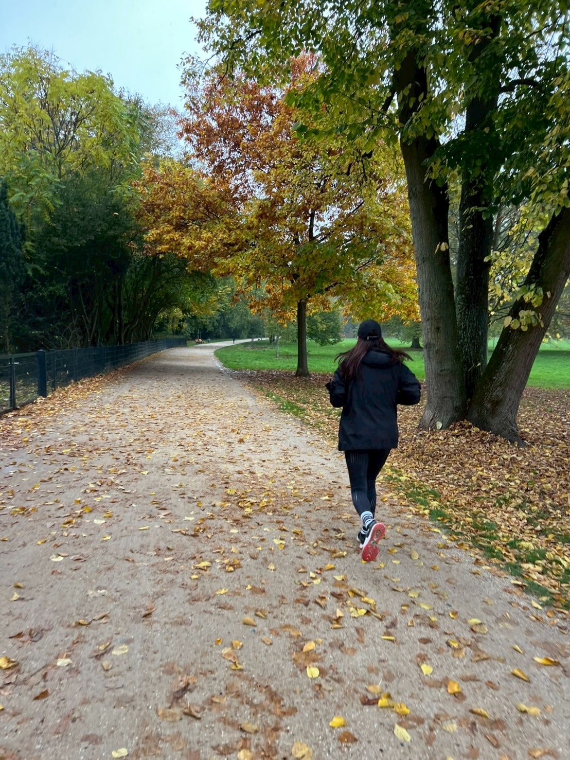 PUMA（プーマ）のウエアを着て公園をランニングする佐藤ありささん