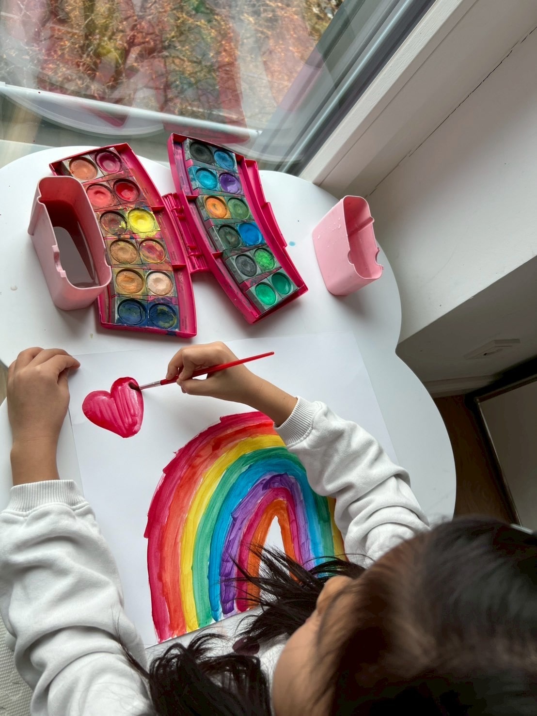 FABER-CASTELL（ファーバーカステル）の絵の具を使ってお絵描きする様子