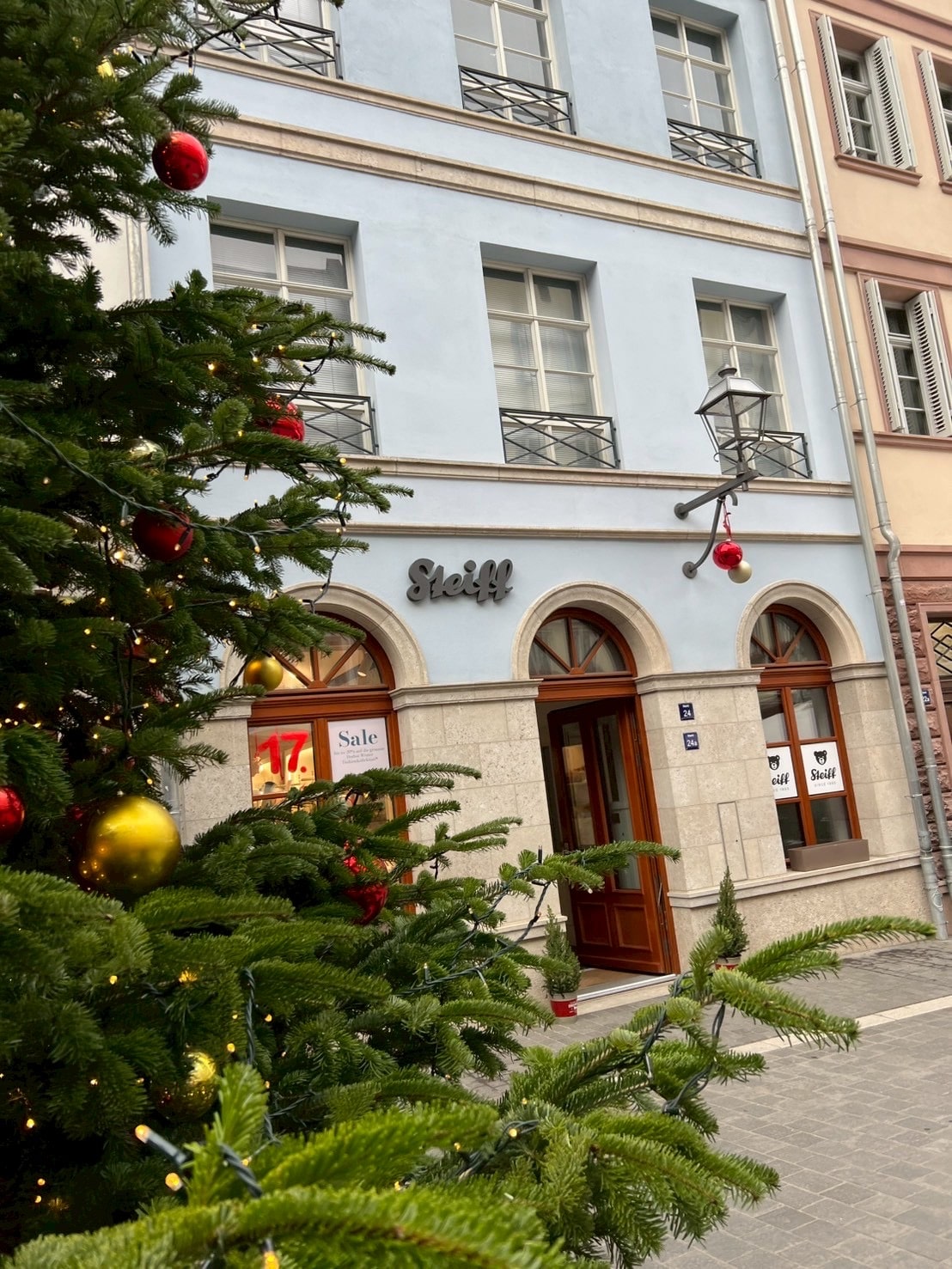 フランクフルト・レーマー広場にあるシュタイフのお店