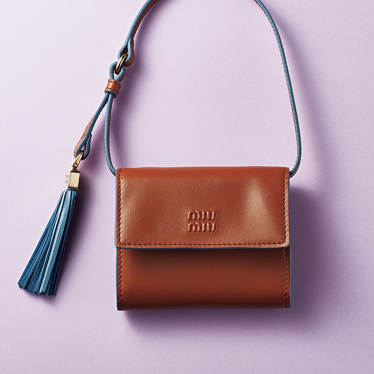 【MIU MIU（ミュウミュウ）】のストラップ付き財布　￥122100（予定価格）