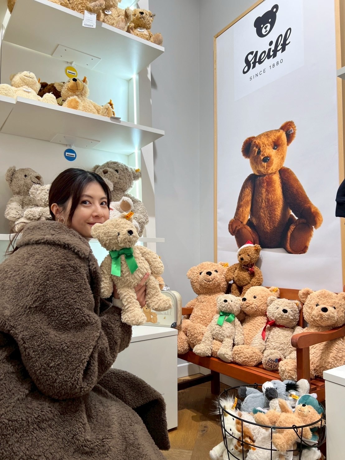 フランクフルト・レーマー広場にあるシュタイフ店内のテディベアを選ぶ佐藤ありささん