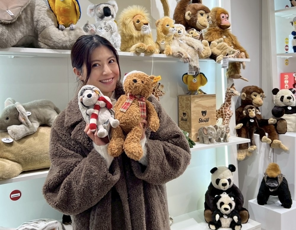 フランクフルト・レーマー広場にあるシュタイフ店内で動物のぬいぐるみを手に取る佐藤ありささん