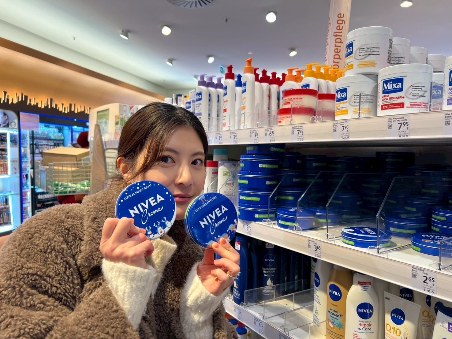NIVEA（ニベア）のクリームを手に取る佐藤ありささん