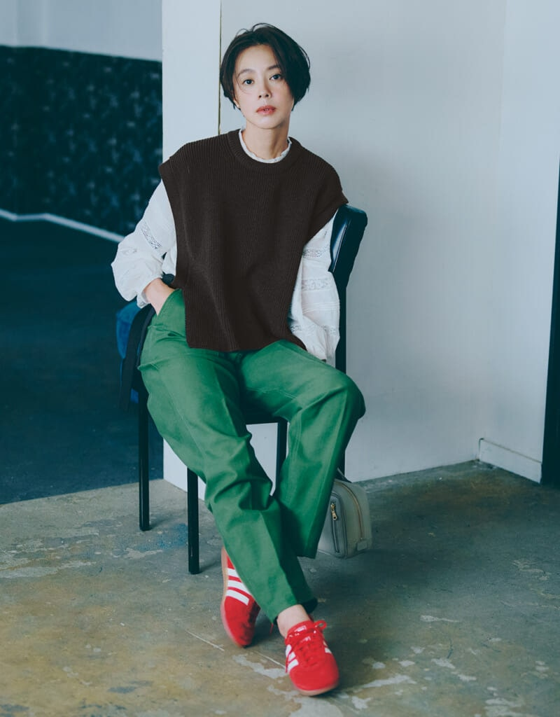 【アディダス オリジナルス】 赤スニーカーのコーデ