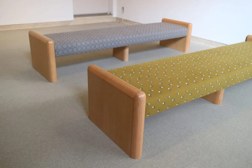 『つぐ minä perhonen』ミナ ペルホネンの張地のベンチ