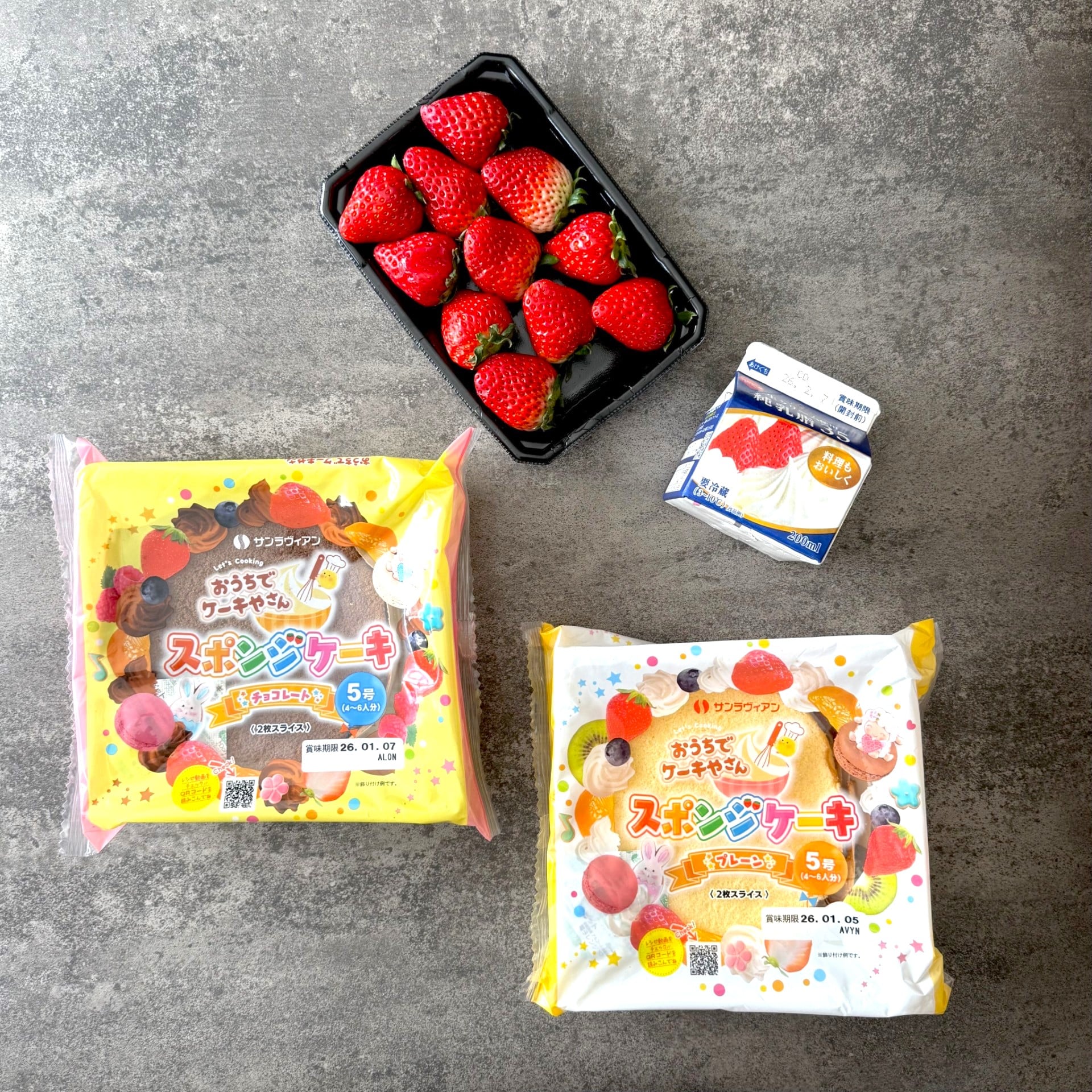 ミニショートケーキ　材料　いちご　スポンジ　生クリーム