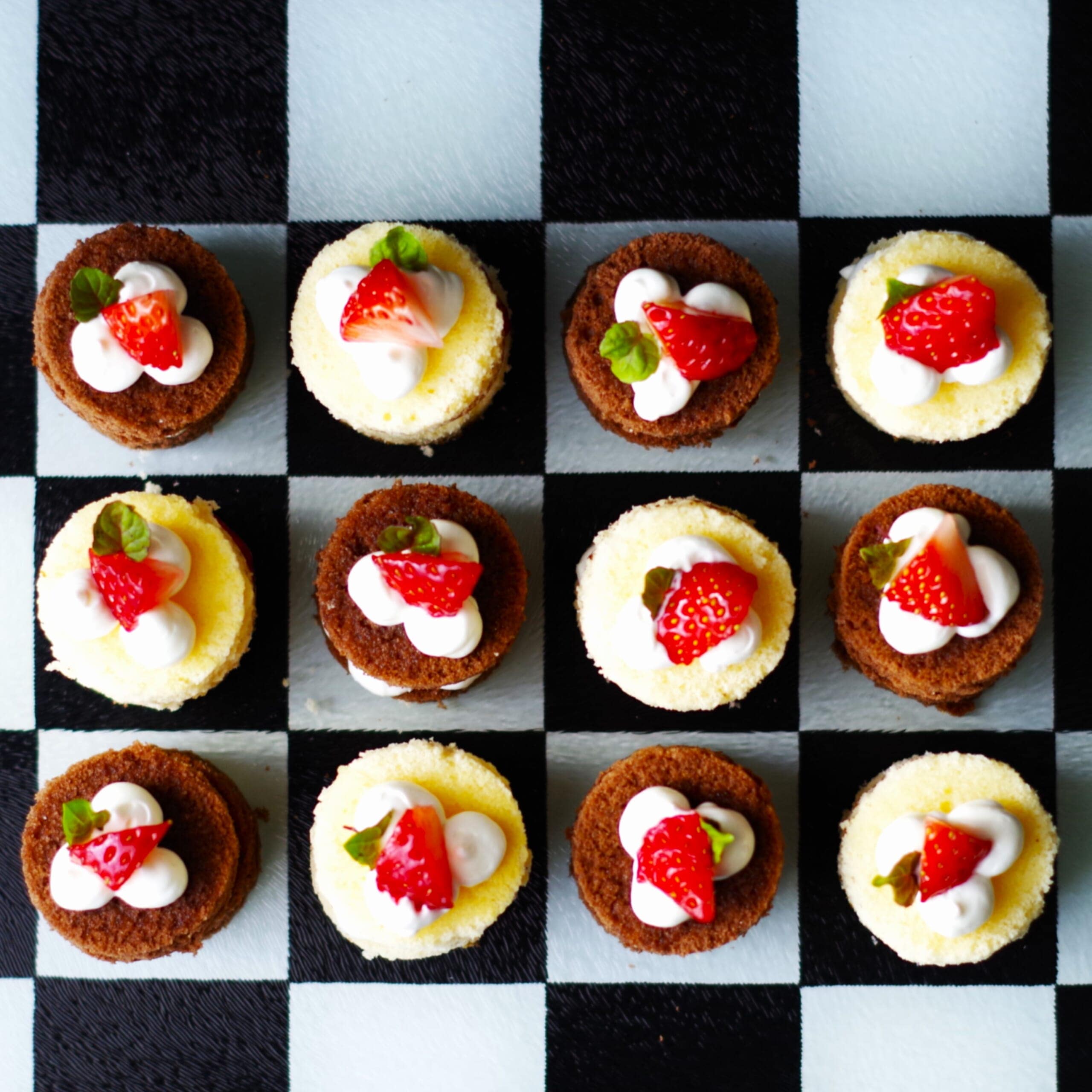 ミニショートケーキ　材料　いちご　スポンジ　生クリーム