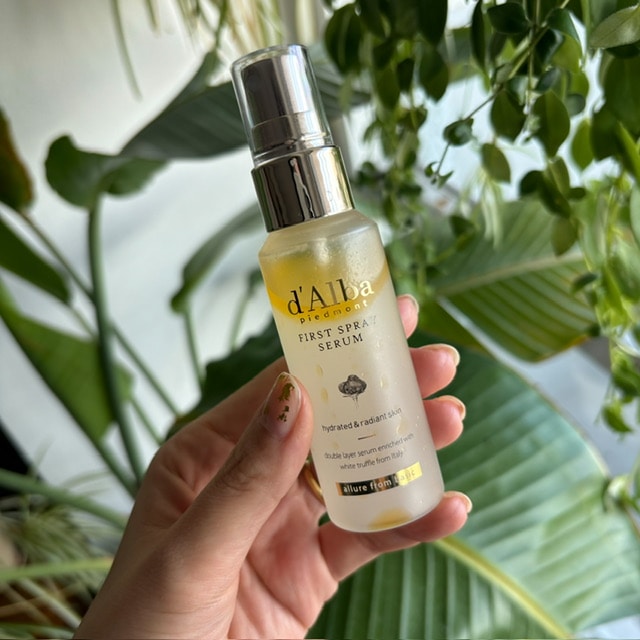 ダルバ ホワイトトリュフファーストスプレーセラムを手に持った写真