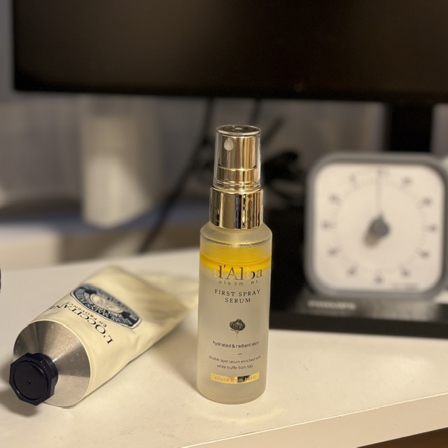 ダルバ ホワイトトリュフファーストスプレーセラムを仕事デスクに置いた写真