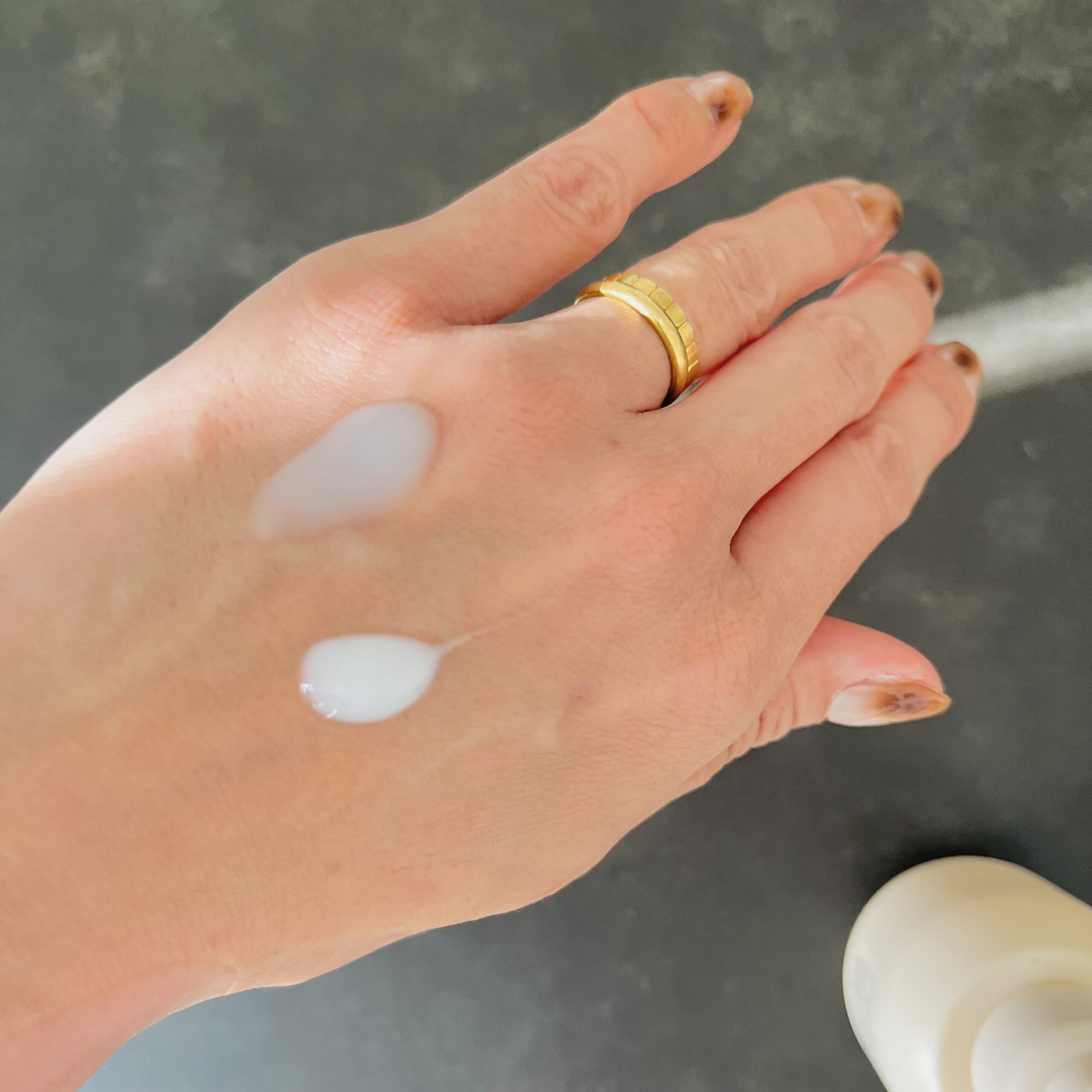 上がローションセラム。下がクリームセラム。