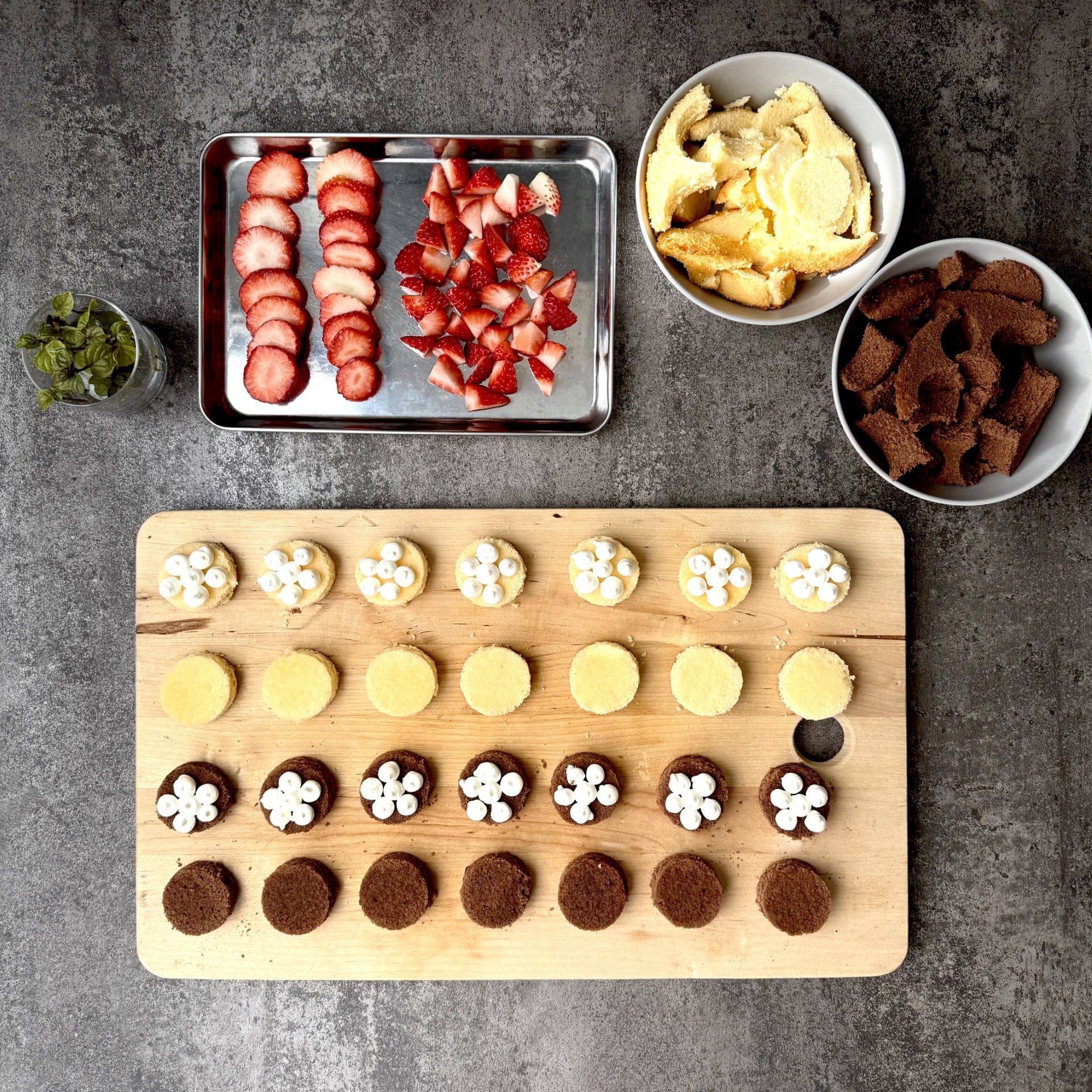 ミニショートケーキ　材料　いちご　スポンジ　生クリーム