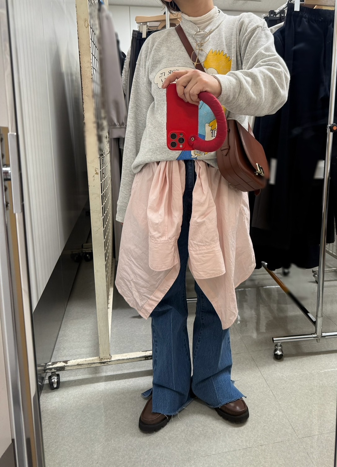 【CREDONA（クレドナ）】のシャツ「EVERYDAY SHIRT]スタイリスト 徳永千夏さん、腰に巻いた着こなし