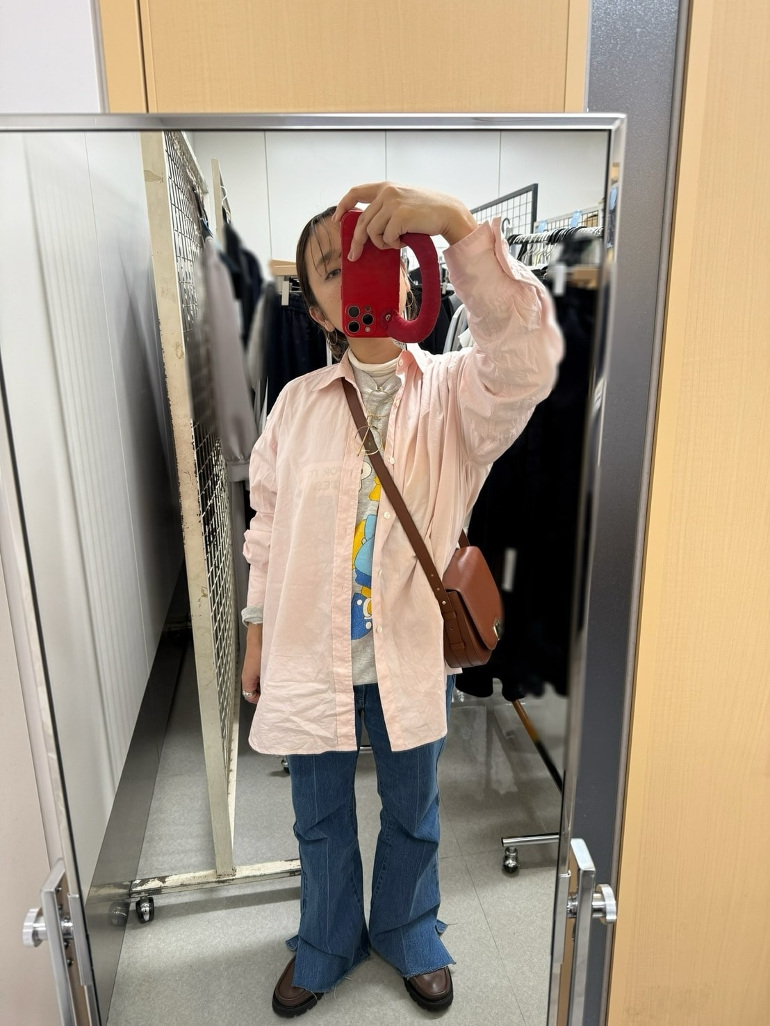 【CREDONA（クレドナ）】のシャツ「EVERYDAY SHIRT]スタイリスト 徳永千夏さん、羽織った着こなし