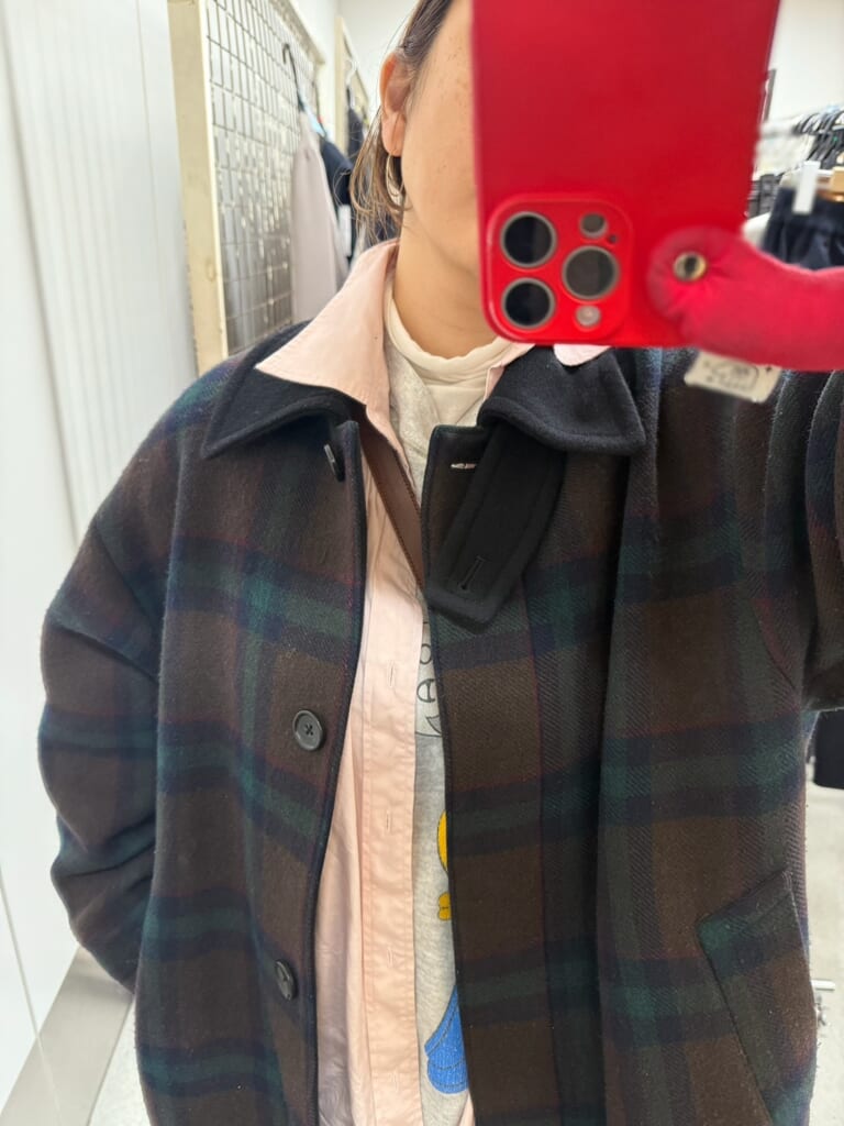 CREDONA（クレドナ）】のシャツ「EVERYDAY SHIRT]スタイリスト 徳永千夏さん、コートとの衿元の重ね着