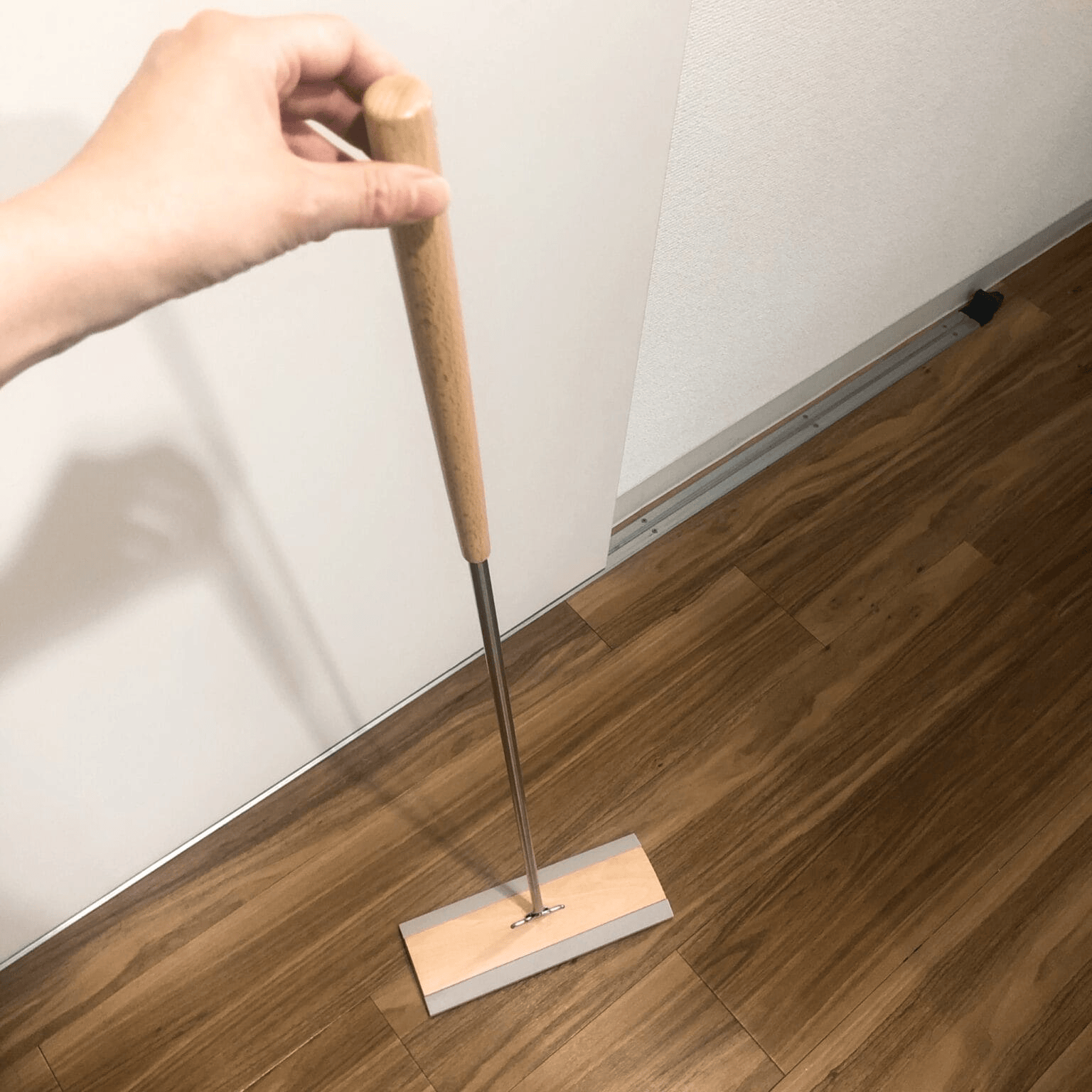 tidy「フロアワイプ」手で持った様子