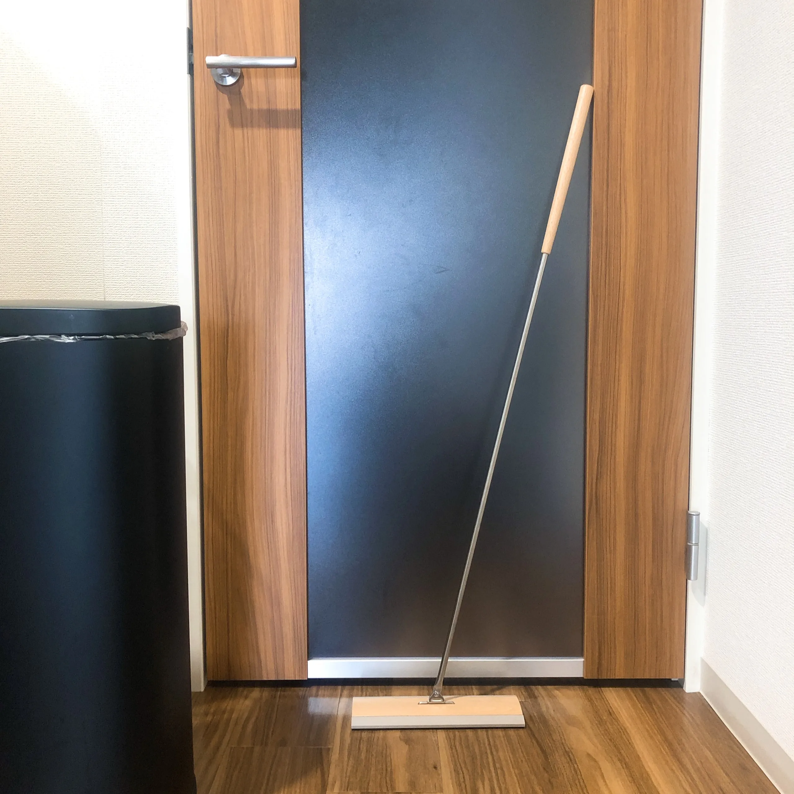 tidy「フロアワイプ」部屋に立てかけた様子