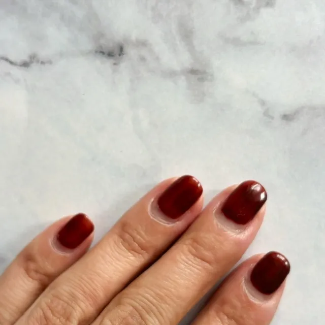 コスメ・デ・ボーテ「ジェルミーワン 141 リッチボルドー」塗った爪