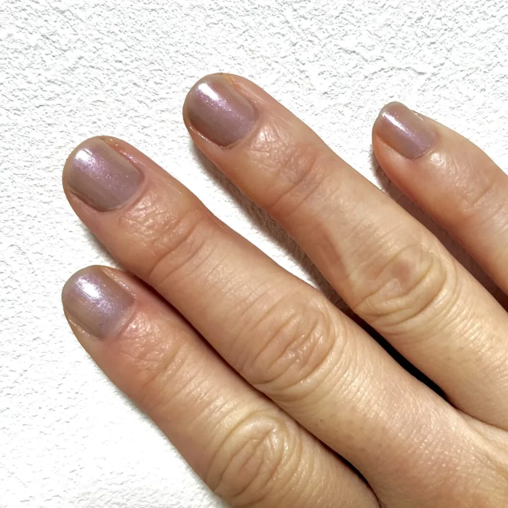 THREE「ネイルラッカー X10 LET THE LIGHT IN」二度塗りした爪