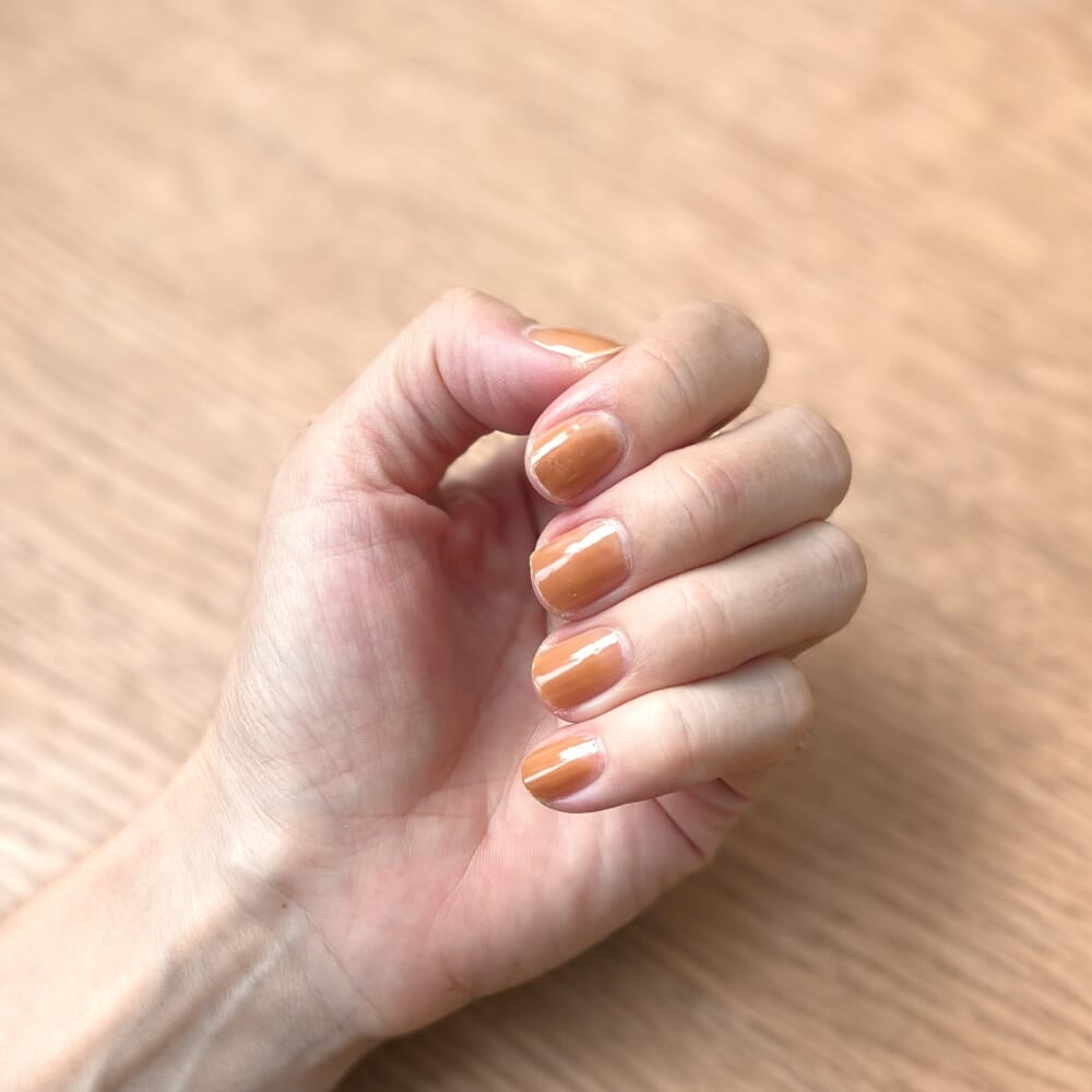 rihka「nail polish tan」一度塗りした爪