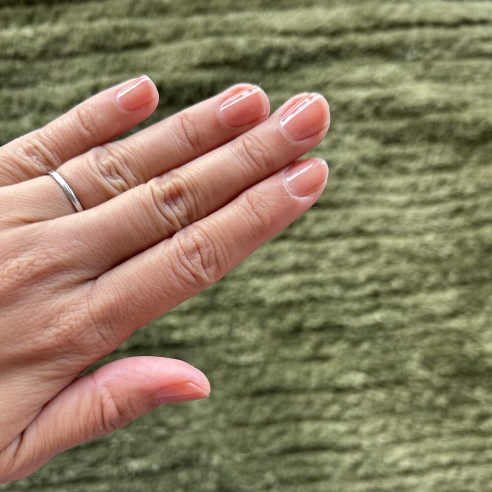 シュガードール「オールインワンネイル 28 アップルフィグ」一度塗りした爪