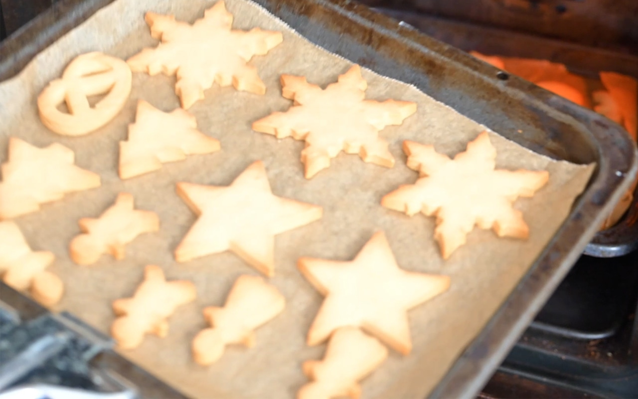 焼き上がったらオーブンから取り出し、冷めるまでそのまま置いておく。