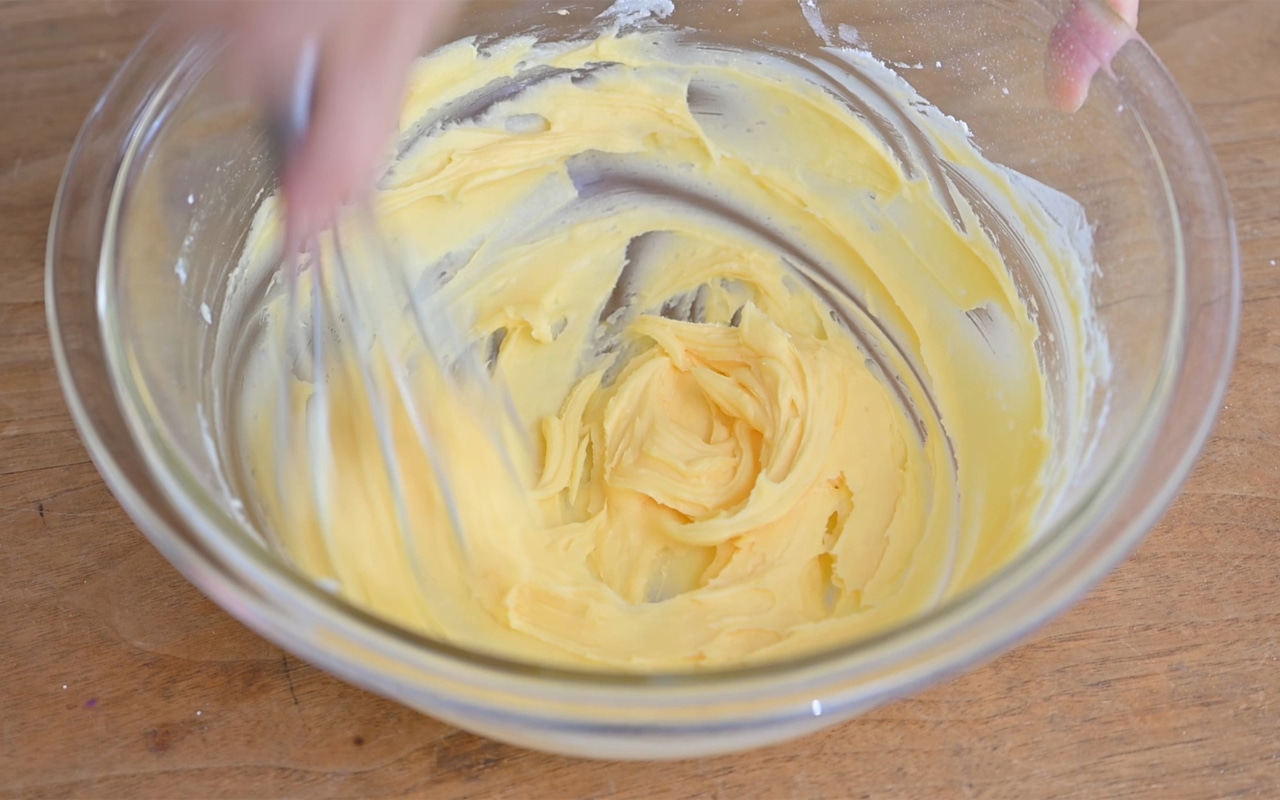 卵黄を加えなじむまで混ぜる