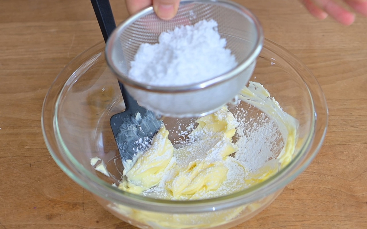 .①に粉砂糖をふるって加え、押し付けるようにしながら粉っぽさがなくなるまで混ぜ、