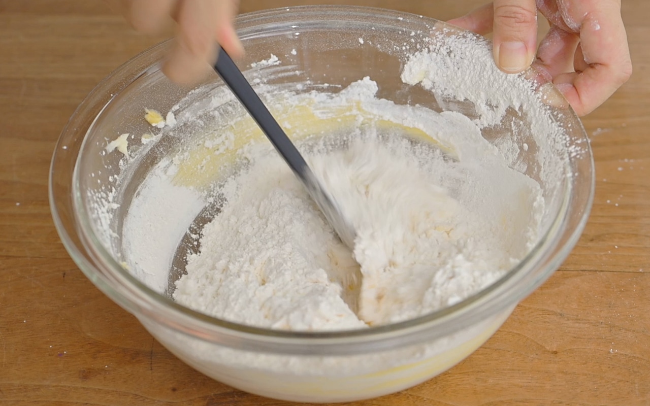 ②に薄力粉をふるって加え、押し付けるようにしながら粉っぽさがなくなるまで混ぜる。