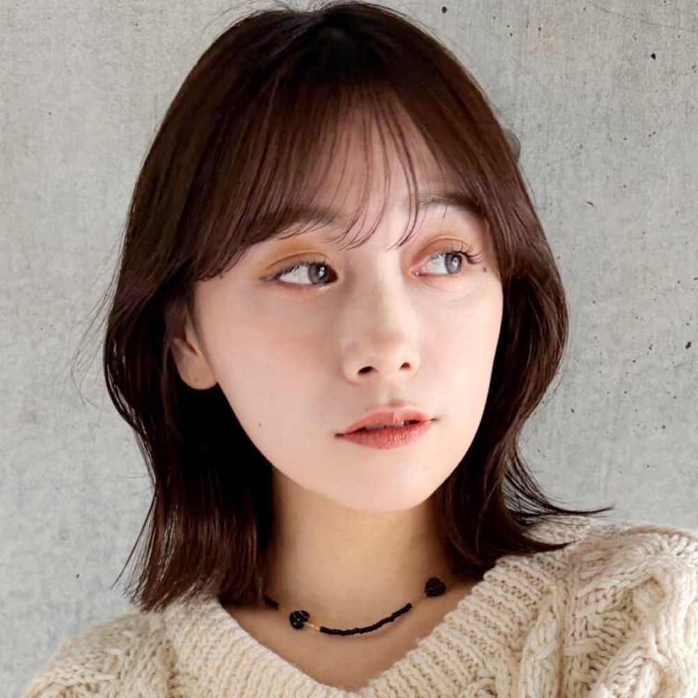 ひし形シルエットの控えめウルフでまとまりと抜け感を両立できる、大人にちょうどいいトレンドヘア　アザーカット01