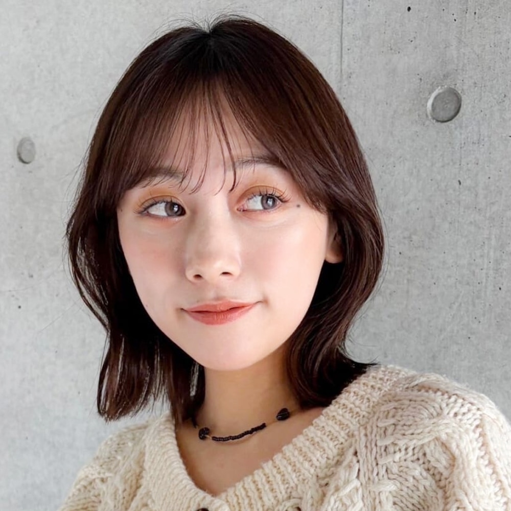 ひし形シルエットの控えめウルフでまとまりと抜け感を両立できる、大人にちょうどいいトレンドヘア　アザーカット02