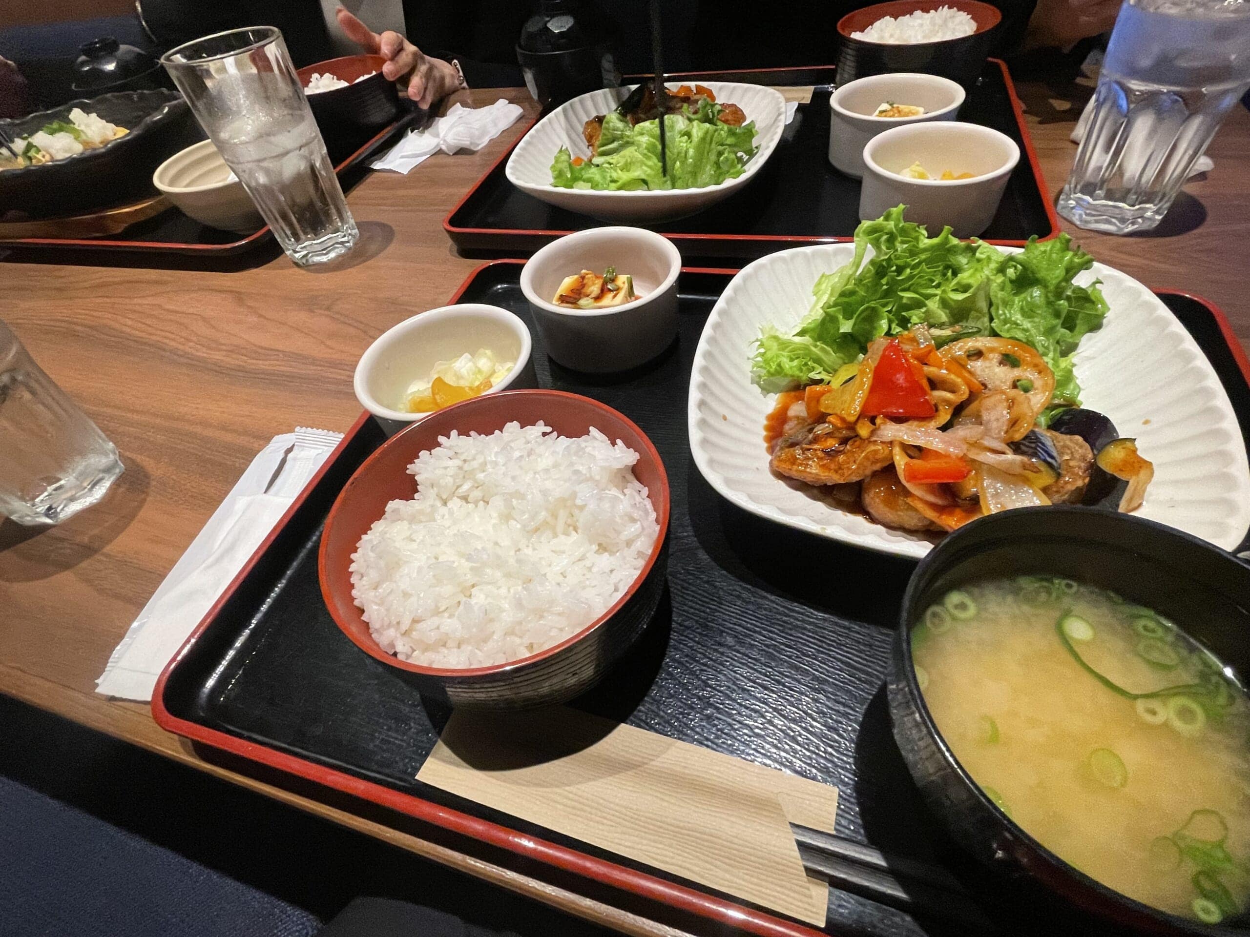 定食屋さんでのランチの様子