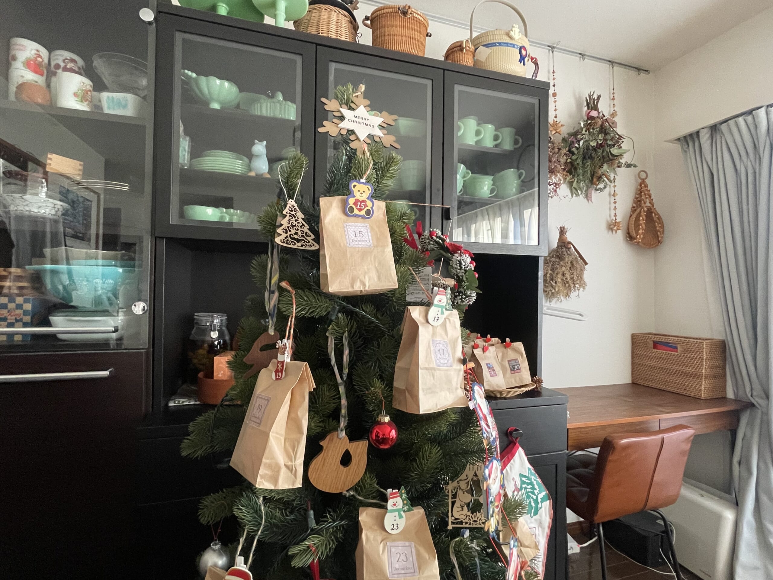 末っ娘用アドベントカレンダーはクリスマスツリーのオーナメントスタイル
