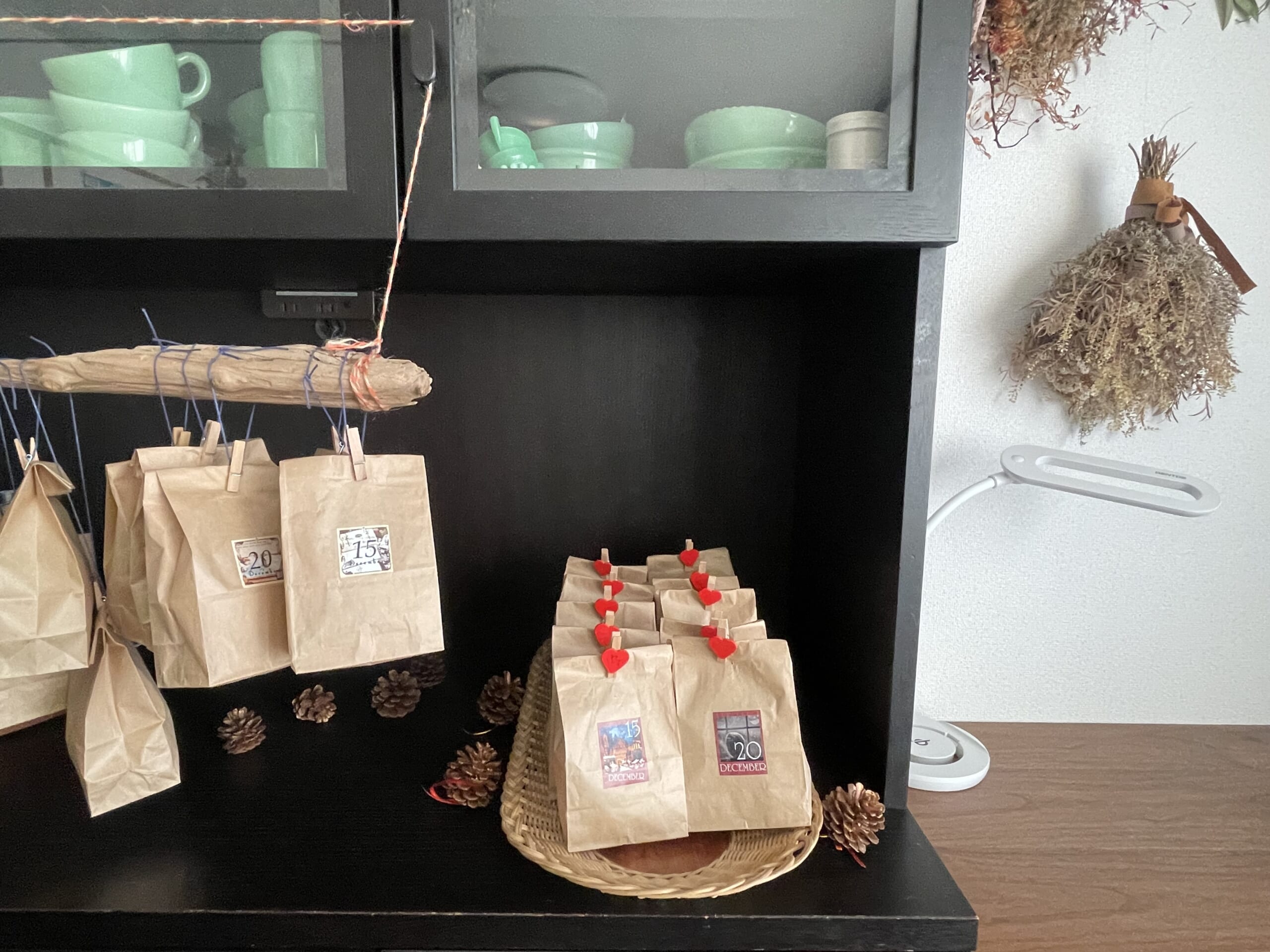 長男用の平置きアドベントカレンダー。フライングタイガーのハートクリップで留めている。