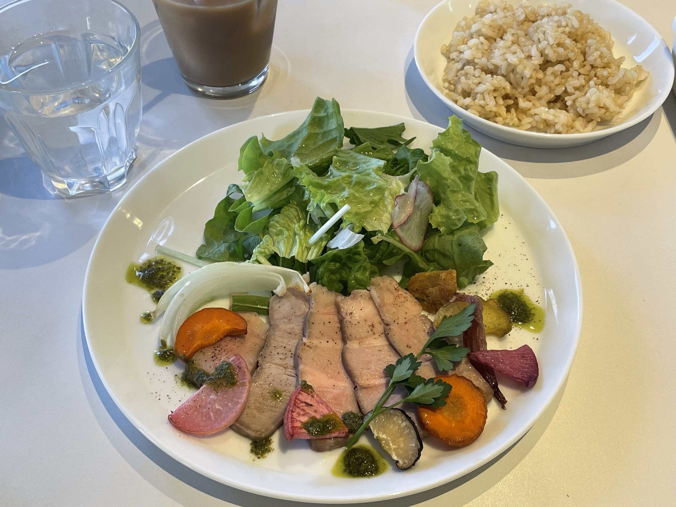 Eat＆Smileの三元豚肩ロースのコンフィと野菜のプレート、写真1