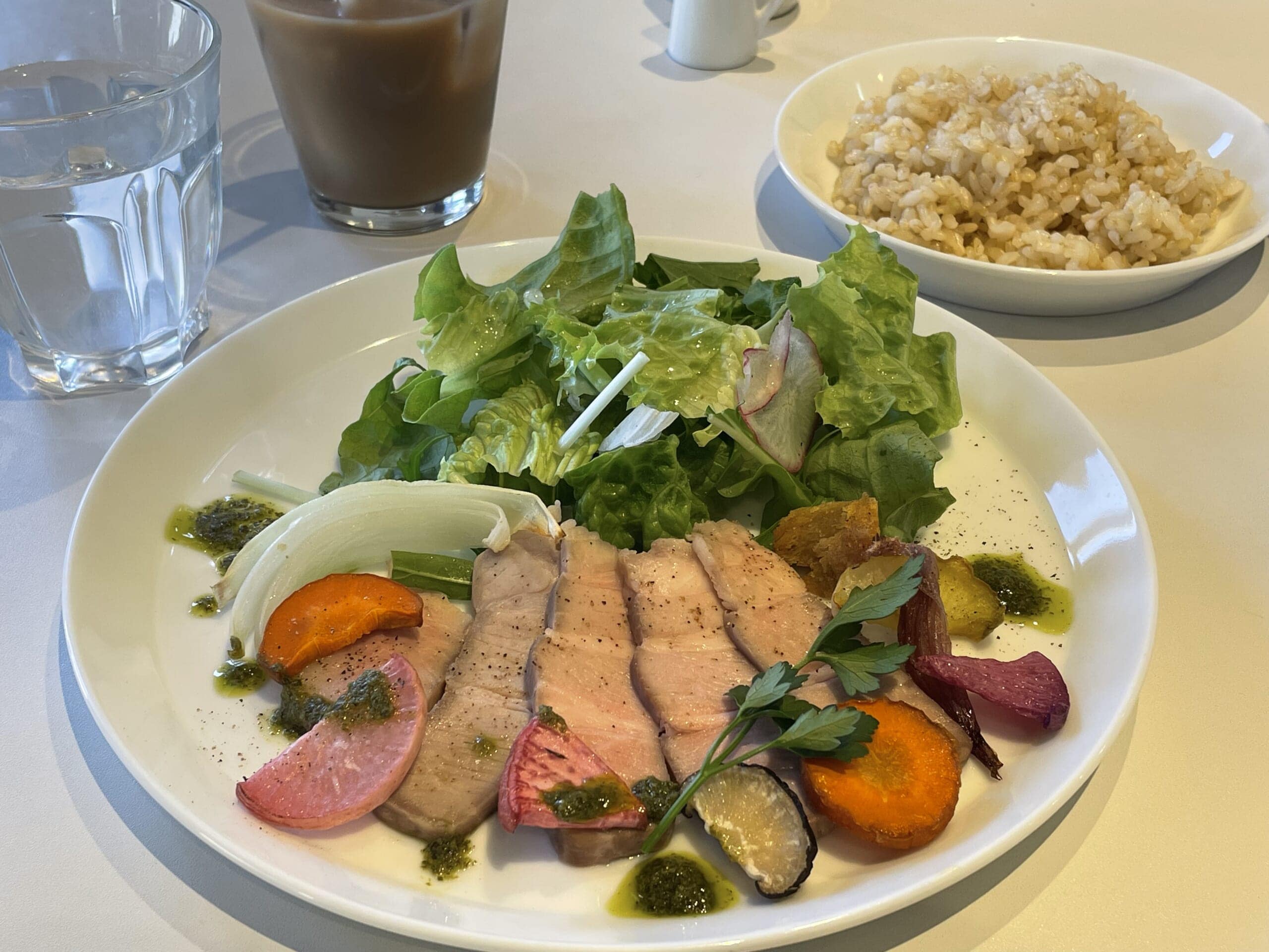 Eat＆Smileの三元豚肩ロースのコンフィと野菜のプレート、写真2