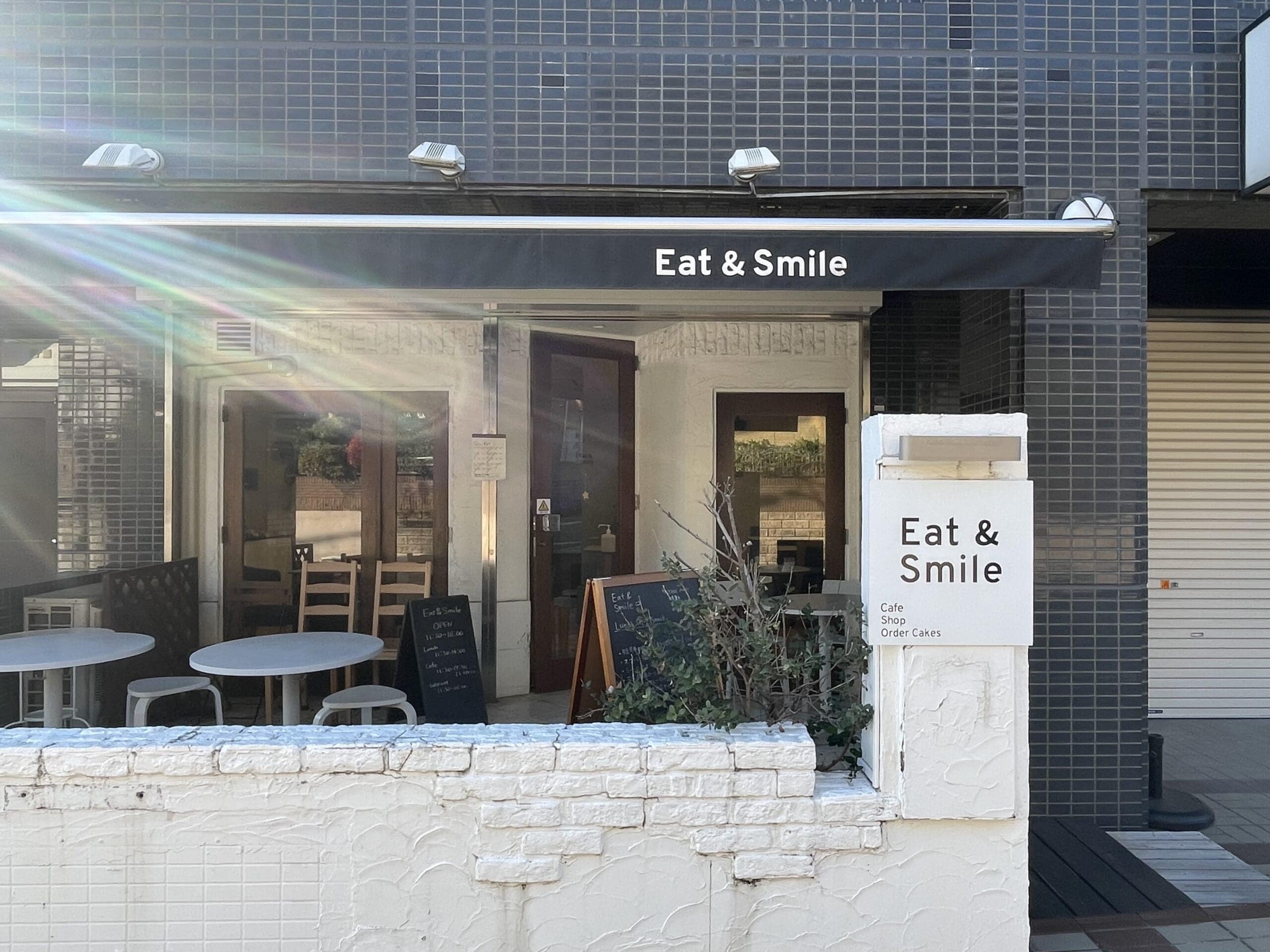 あざみ野のカフェEat＆Smileの外観。2025年12月撮影。