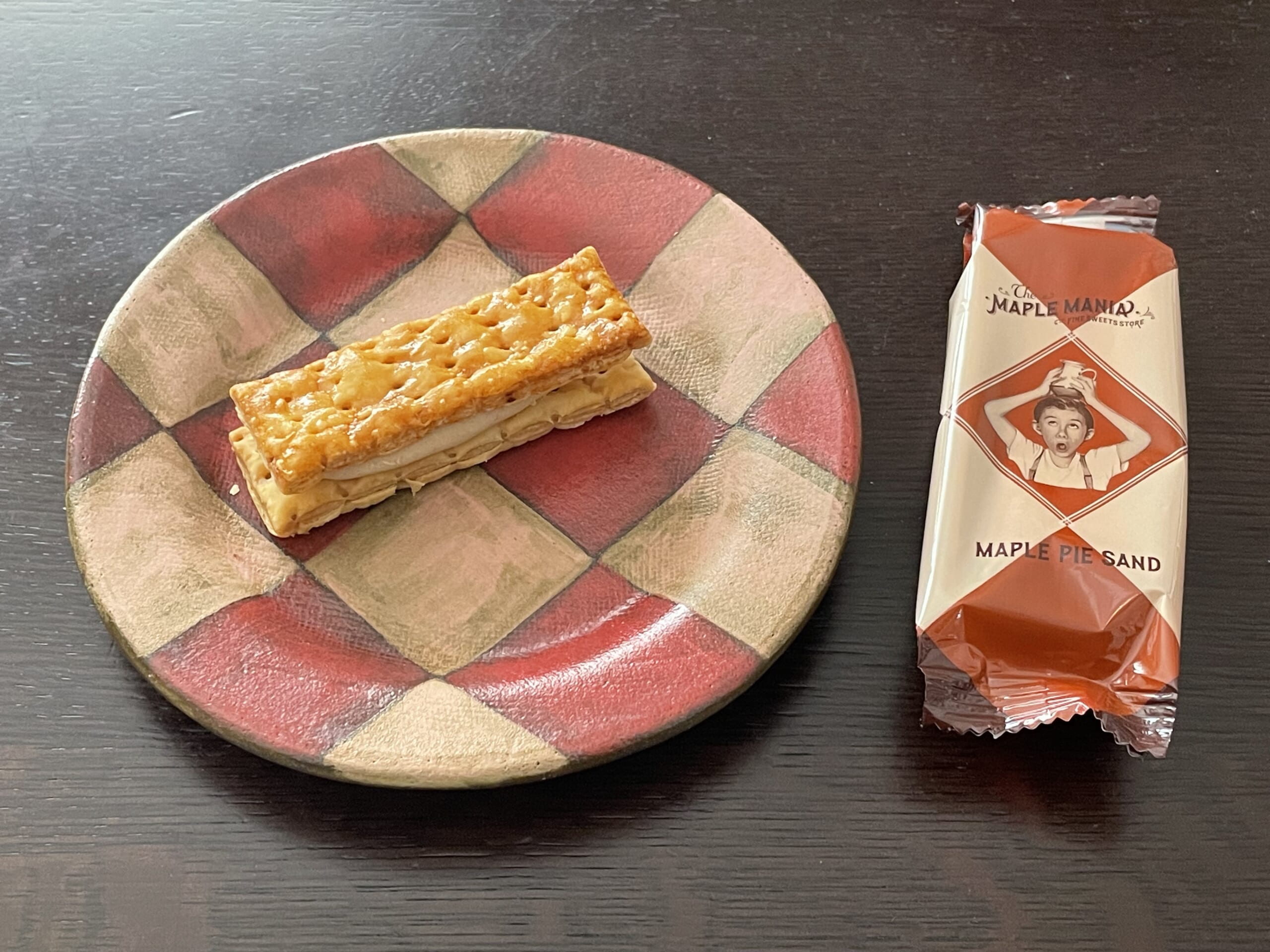 ザ・メープルマニアの「メープルパイサンド」を森野奈津子さん作陶の市松模様のお皿に盛り付けた写真