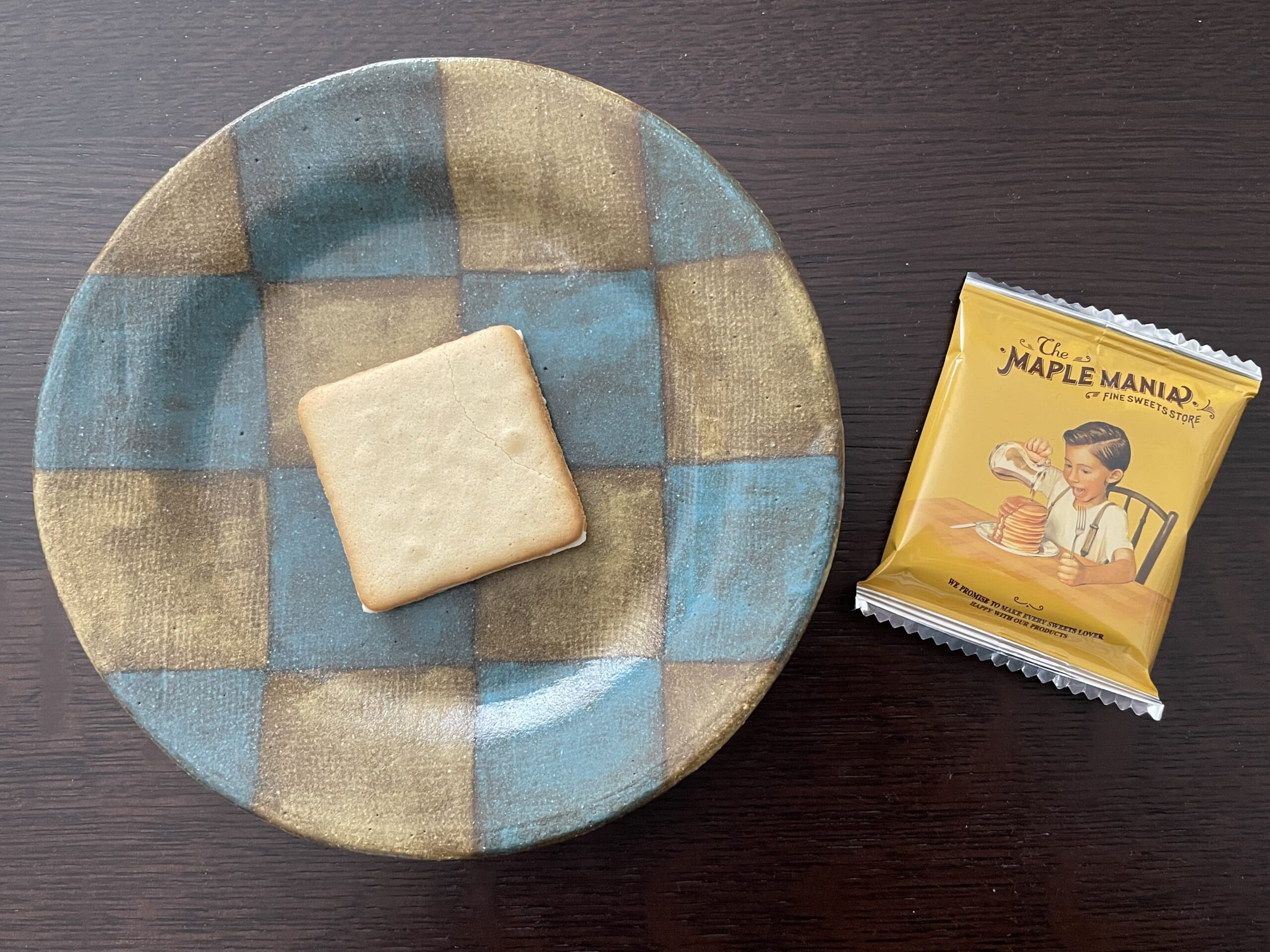ザ・メープルマニアの「メープルバタークッキー」を森野奈津子さん作陶の市松模様のお皿に盛り付けた写真