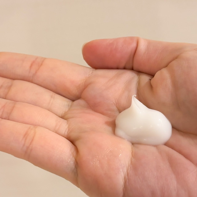 イヴ・ロシェのジェントルミルキーチェスナッツコンディショナーを手に出したところ