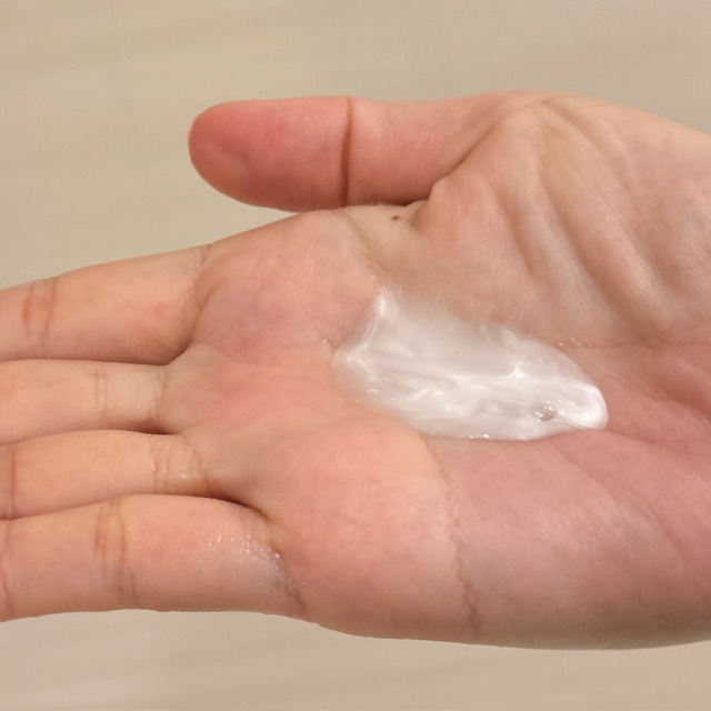 イヴ・ロシェのジェントルミルキーチェスナッツシャンプーを手に出したところ