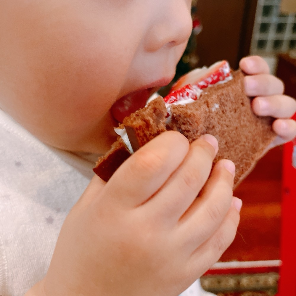牛乳クリーム　いちごサンド　サンドイッチ