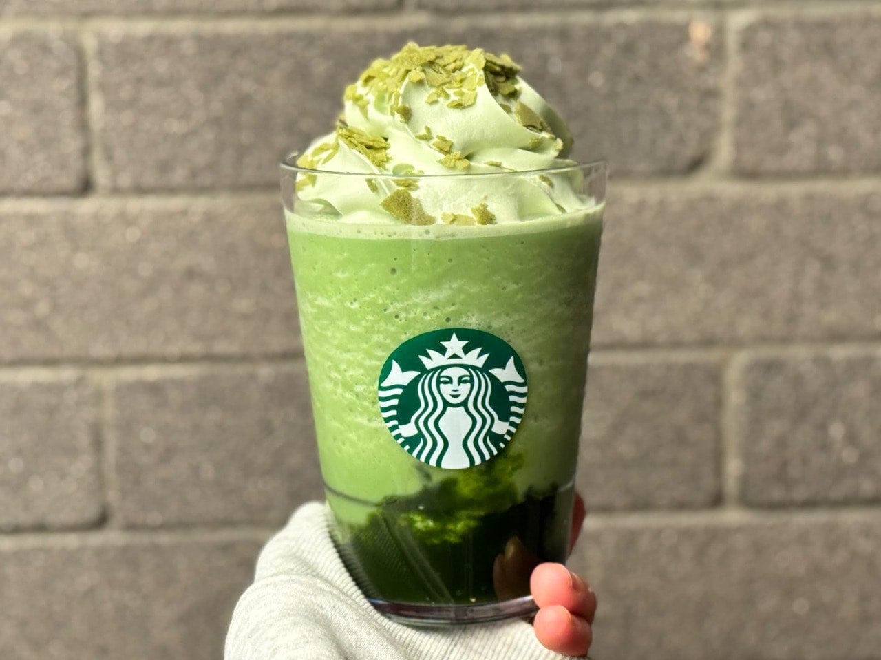 スタバ新作「玉露抹茶フラペチーノを手に持った様子