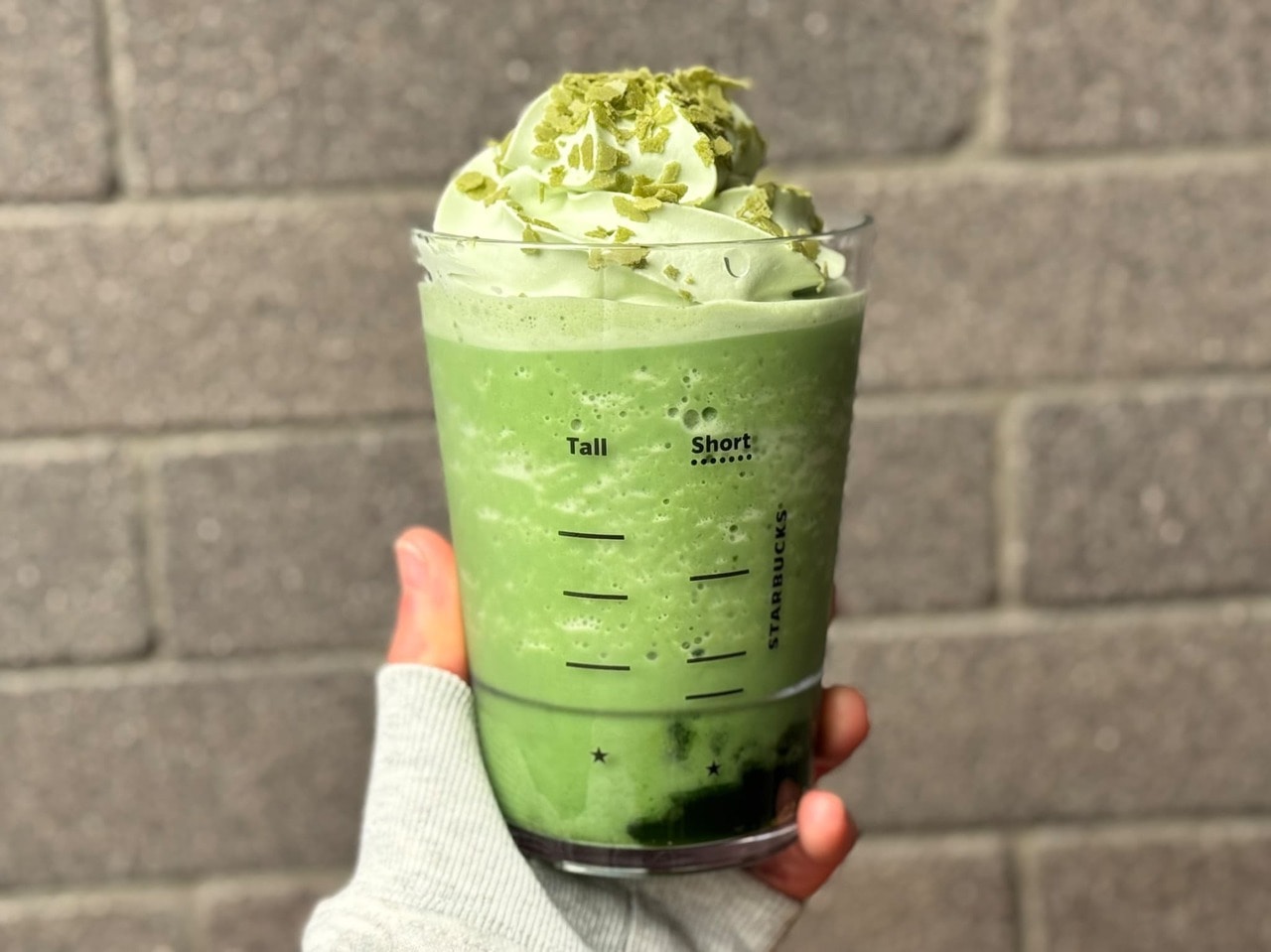 スタバ新作「玉露抹茶フラペチーノ」を手に持った様子別角度